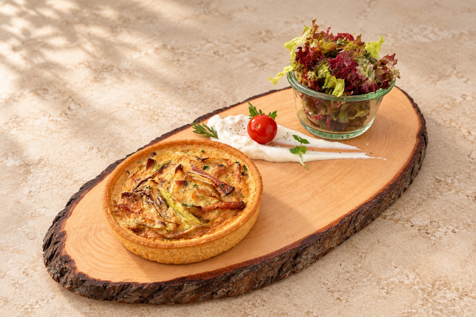 Quiche mit Salat und Kräutercreme aus unserer Küche